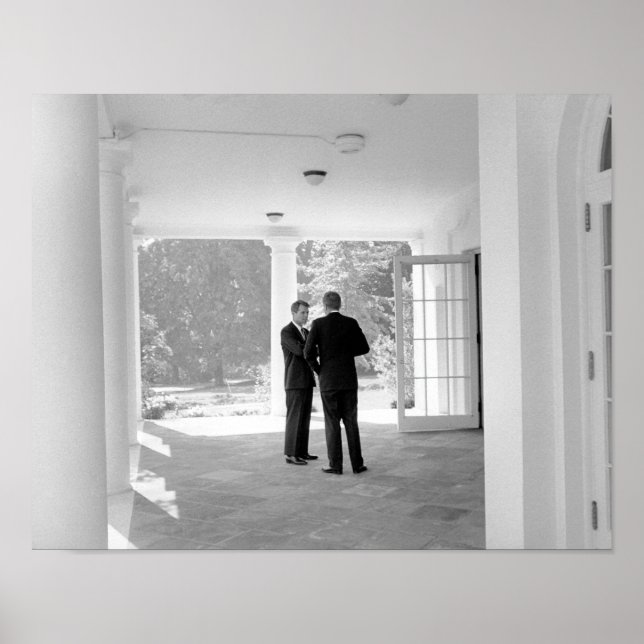 John und Robert Kennedy Outside White House Poster (Vorne)