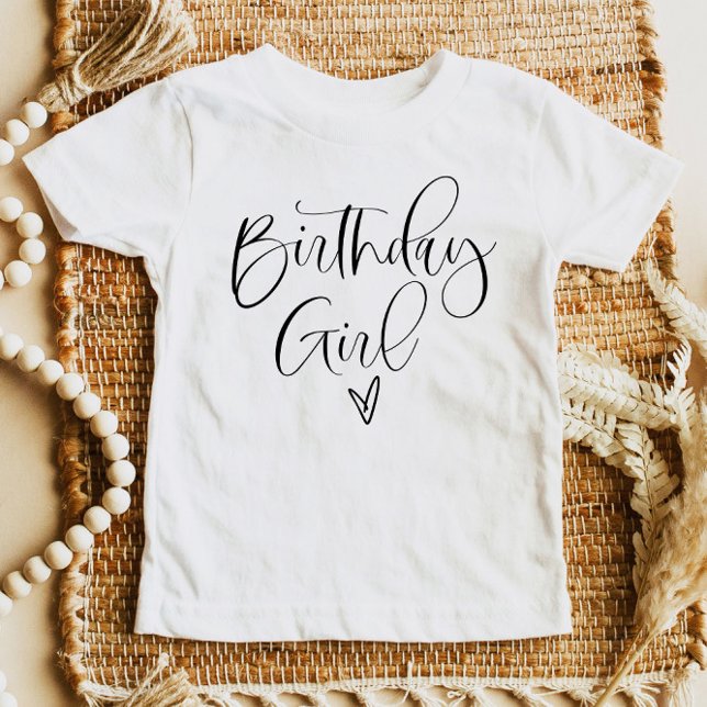 JOLIE Niedlich Modern Boho Script Birthday Girl Baby T-shirt (Von Creator hochgeladen)