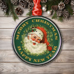 Jolly Santa und Wreath Silbernes Ornament<br><div class="desc">Dieses Ornament zeigt ein lustiges Retroportrait des Weihnachtsmannes in seinem rot-weißen Strumpf und seinem buschigen weißen Bart. Er trägt einen Heiligen mit einer roten Beere. Das Portrait ist umgeben von einem Kranz von Kiefernnadeln auf einem waldgrünen Hintergrund. Hübscher Halbkreis Goldtext an der Spitze sagt Frohe Weihnachten, und am unteren Happy...</div>