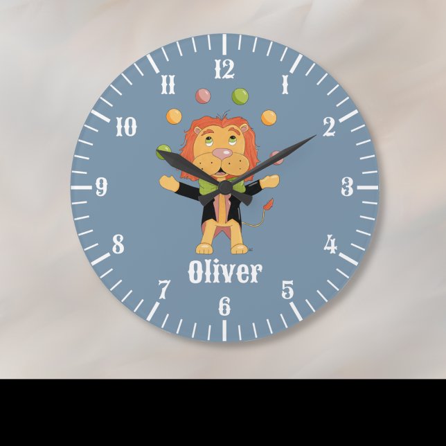 Jonglierender Löwe Kind Blauwanduhr Große Wanduhr (Cute clock personalized with a kid's name featuring a circus lion juggling some balls )