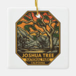 Joshua Tree Nationalpark Sunset Retro Emblem Keramikornament<br><div class="desc">Joshua Tree Vektorgrafik. Der Park ist nach den verdrehten,  überdachten Joshua-Bäumen der Region benannt,  der Park erstreckt sich über die Kakteen-gepunktete Colorado-Wüste und die Mojave-Wüste.</div>