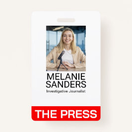 Journalistin lächelt über Kamera Ausweis