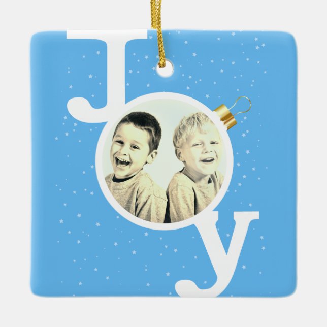Joy bauble Text über Himmel blauer Weihnachtsfeier Keramikornament (Vorderseite)