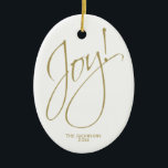 Joy! Einfaches elegantes Gold & White Christmas Fo Keramik Ornament<br><div class="desc">Dieses schöne Ornament ist einfach und elegant zugleich. Es ist minimalistisch gestaltet mit weißem Hintergrund und das Wort "Joy" in modernen Imitaten Glitzer goldene Schrift Typografie geschrieben. Es gibt Platz, um einen Namen und ein Jahr zu schreiben, und ein Foto auf der Rückseite. Ideal für ein Geschenk oder ein jährliches...</div>