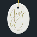 Joy! Einfaches elegantes Gold & White Christmas Fo Keramik Ornament<br><div class="desc">Dieses schöne Ornament ist einfach und elegant zugleich. Es ist minimalistisch gestaltet mit weißem Hintergrund und das Wort "Joy" in modernen Imitaten Glitzer goldene Schrift Typografie geschrieben. Es gibt Platz, um einen Namen und ein Jahr zu schreiben, und ein Foto auf der Rückseite. Ideal für ein Geschenk oder ein jährliches...</div>