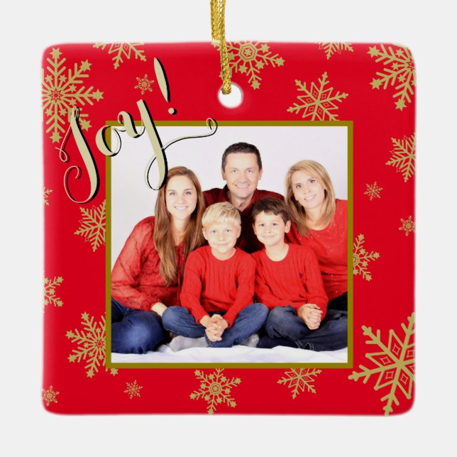 Joy! Elegantes Rot mit Gold Snowflakes Foto Keramikornament (Vorderseite)