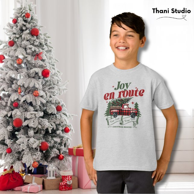 Joy en route Christmas Begins Truck & X-Mas Tree T-Shirt (Von Creator hochgeladen)