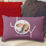 Joy Family Lila Foto Lendenkissen<br><div class="desc">Dieses stilvolle Foto Kissen ist mit dem Wort JOY in weißer,  moderner Typografie auf einem lila Hintergrund dekoriert. Einfach mit Ihrem Foto und Namen anpassbar. Macht eine großartige Familie zu bewahren.</div>