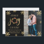 Joy Foto Christmas Pregnancy Announcement Cards Ankündigung<br><div class="desc">Weihnachtskarten für die Schwangerschaft im Foto. Erwartende Eltern! Ein Freudenbündel! Moderne Imitate Goldfolie handschrift Typografie Skript "joy", aber der "o" Schriftart wurde durch einen schönen heiligen Kranz ersetzt. Diese Winterschwangerschaftskarte, um Ihre fröhlichen Neuigkeiten mit Familie und Freunden in der Feriensaison zu teilen. Spielen Sie mit dem Snowflake-Rahmen aus Goldfolie auf...</div>