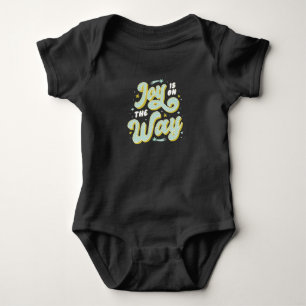 Joy ist unterwegs zur Ankündigung von Baby Strampler