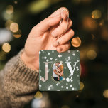 Joy Liebe Modern Type Geometric Family Foto Grün Keramikornament<br><div class="desc">Modernes und stilvolles Weihnachtsthema mit Foto-Ornament-Design. Das Design enthält das Wort "JOY" mit dem Buchstaben "O", der mit dem eigenen personalisierten Foto der Familie erstellt wurde. Moderne Imitate goldene geometrische konzentrische Kreis umrahmen das Foto. Weiße Schneeleuchten funkeln im Hintergrund. Auf der Rückseite befindet sich ein modernes geometrisches Rundmuster mit Liebe...</div>