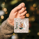 Joy Liebe Modern Type Geometric Family Foto Pink Keramikornament<br><div class="desc">Modernes und stilvolles Weihnachtsthema mit Foto-Ornament-Design. Das Design enthält das Wort "JOY" mit dem Buchstaben "O", der mit dem eigenen personalisierten Foto der Familie erstellt wurde. Moderne Imitate goldene geometrische konzentrische Kreis umrahmen das Foto. Weiße Schneeleuchten funkeln im Hintergrund. Auf der Rückseite befindet sich ein modernes geometrisches Rundmuster mit Liebe...</div>