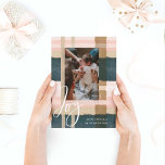 Joy | Modernes Grün/Rosa Wasserfarben Kariertes Fo Feiertagskarte<br><div class="desc">Mit unserer karierten Weihnachtskarte in rosa, grün und goldfarben Foto mit Mustern, die Sie Ihren Freunden und Ihrer Familie mit Freunden etwas Freude bereiten. Das Design bietet unser originelles kariertes Musterdesign mit "Joy" Skriptüberlagerung. Passen Sie sich mit Ihrem eigenen Foto, Ihrem Urlaubsgruß, der Familienunterschrift und dem Jahr an. Original Aquarellbilder...</div>