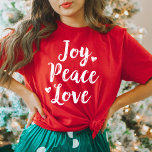 Joy Peace Liebe Red Brushed Script Womens Holiday T-Shirt<br><div class="desc">Frauenfreude Frieden und Liebe stilvolles urbanes grafisches T-Shirt in modernem weiß gebürstetem Drehbuch mit niedlichen Herzakzenten. Die Farbe des roten T - Shirt kann angepasst werden.</div>