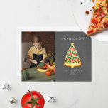Joy Pizza Liebe Chalkboard Foto Feiertagskarte<br><div class="desc">Illustration eines Pizzaschnitzes in Form eines Weihnachtsbaumes,  der mit rot und grün bespannt ist und auf dem ein Stern steht. Personalisieren Sie den Namen,  das Jahr und das Foto. Hintergrund ist Kalkboard inspiriert.</div>