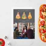 Joy Pizza Liebe Weihnachts Chalkboard Foto Feiertagskarte<br><div class="desc">Illustration von baumförmigen Pizzaslicen mit Sternen. Hintergrund ist Kalkboard inspiriert. Personalisieren Sie den Namen,  das Jahr und das Foto.</div>