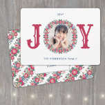 Joy Retro Holiday Floral Wreath Ein Foto farbenfro Feiertagskarte<br><div class="desc">Senden Sie stilvolle fröhliche Grüße und teilen Sie ein beliebtes Foto mit festlichen bunten Urlaubskarten. Der gesamte Text in dieser Vorlage ist einfach mit jeder beliebigen Formulierung anzupassen. (IMAGE PLACEMENT TIP: Eine einfache Möglichkeit, ein Foto genau so zu positionieren, wie Sie es gewollt haben, besteht darin, es einzuschneiden, bevor Sie...</div>