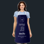 JOY | Simcha | ש מ ה Hebräisch Schürze<br><div class="desc">Einfache, elegante Schürze mit dem Wort JOY auf Hebräisch, plus Platzhalter-Schrift Vers. Der gesamte Text ist KUNDENBAR, sodass Sie ihn personalisieren können, indem Sie z.B. die Schrift durch Ihren Namen oder Ihre Lieblingsnachricht ersetzen. Oben befindet sich ein KUNDENBEWEGLICHES MONOGRAMM, das Sie durch Ihr eigenes ersetzen können. Ideal für Hanukkah, Weihnachten,...</div>