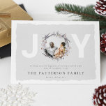 'JOY' Weihnachts-Botanisches Foto Feiertagskarte<br><div class="desc">Moderne Aquarell Foto Weihnachtskarte. Mit einem schicken Hintergrund mit weißer Typografie 'JOY' inklusive einem rustikalen botanischen Winterkranz,  der ein Bild Ihrer Wahl,  eine personalisierte Botschaft,  Ihren Familiennamen und das Jahr abbildet.</div>