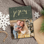 Joyeux Weihnachten Foto Weihnachten<br><div class="desc">Mit unserer Green und Gold Joyeux Noël Family Foto Holiday Card senden Sie Ihre herzlichsten Wünsche stilvoll. Die Vorderseite der Karte ist in einem reichen Jägergrün verziert und ist eine Ode an die traditionellen Farben von Weihnachten. Die eleganten Goldakzente tragen zu einer Touch von Eleganz bei und heben sich dadurch...</div>