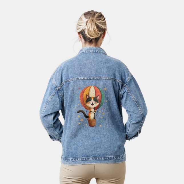 Joyful Calico Cat Sky Adventure Illustration Jeansjacke (Modell)