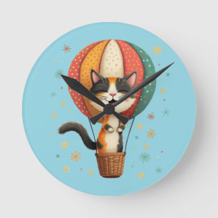 Joyful Calico Cat Sky Adventure Illustration Runde Wanduhr