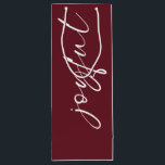 Joyful Calligraphy Merry Christmas Name Burgundy Geschenktüte Für Weinflaschen<br><div class="desc">Fröhlicher Weihnachtsname Kalligraphie Burgund. Personalisieren Sie sich einfach mit Ihrem Gruß und Ihren Namen. Joyful ist in einem modernen,  spielerisch-weißen Set-Skript,  das auf Wunsch in eine andere Farbe geändert werden kann,  wie auch die Hintergrundfarbe durch weitere Bearbeitung. Auf der Rückseite wird Joyful gedreht und läuft von unten nach oben.</div>