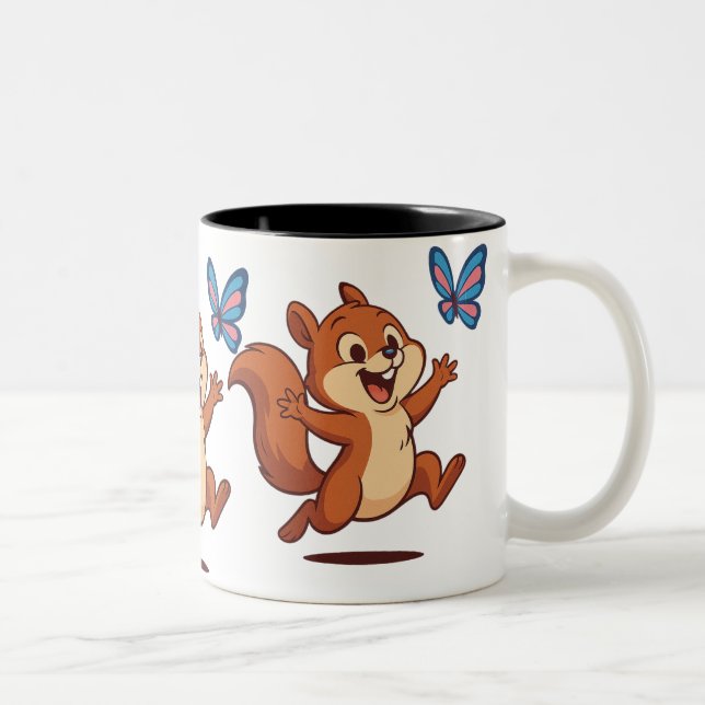 Joyful Chase – Happy Squirrel & Butterfly Zweifarbige Tasse (Rechts)