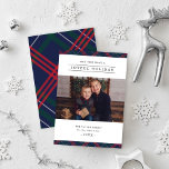 Joyful Elegant Navy Red Green Tartan Kariertes Fot Feiertagskarte<br><div class="desc">Die stilvolle Weihnachtskarte "Joyful Holiday" besticht durch eine karierte, marineblau-blaue, jägergrüne und rot-schottische Tartan-Grenze mit einem minimalistisch weißen Hintergrund, um Ihr Lieblings-Foto zu unterstreichen. Der moderne Holzkohlegrau-Text kann mit Ihrem Familiennamen, Familiennamen und dem Jahr vollständig personalisiert werden. Das diagonale Tartan-karierte Muster wiederholt sich in größerem Maßstab auf der Kartenrückseite. Foto-Kredit:...</div>
