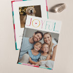 JOYFUL FAMILY FOTO Moderne Serif Typografie Feiertagskarte<br><div class="desc">von kat massard >>> WWW.SIMPLYSWEETPAPERIE.COM << Ein elegantes Kartendesign mit dem Zitat "JOYFUL",  kombiniert eleganten Schrifttyp mit Serifentypografie und schlichter Hintergrundfarbe,  sodass Sie eine persönliche Nachricht handschreiben können. Mit trendigem,  quadratischem Foto vorne für Ihr liebstes Foto!</div>