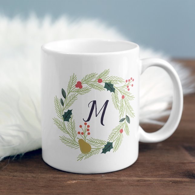 Joyful Foliage Holiday Wreath Monogram Tasse (Von Creator hochgeladen)