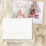 Joyful Foto Calligraphy Christmas Luxus Real Folien Feiertagskarte<br><div class="desc">Freude Foto Kalligrafie Weihnachten Luxus Real. Viel Weiß für ein modernes, modernes Ambiente. Freude ist in einem stilvollen Set-Skript, gedruckt in realer Folie in Ihrer Wahl von Gold, Rose Gold oder Silber, sowie Ihre Namen und Gruß, die Sie leicht personalisieren können. Ersetzen Sie das Beispiel-Foto auf der Rückseite durch das...</div>