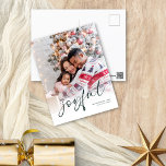 Joyful Foto Overlay Calligraphy Christmas White Feiertagspostkarte<br><div class="desc">Freuen Sie sich auf das fröhliche Foto über Kalligrafie Weihnachten Weiß. Ersetzen Sie einfach das Beispiel-Foto durch Ihr eigenes und personalisieren Sie es mit Ihren Namen und Jahr. Freuen Sie sich auf ein stilvolles Set-Skript in dunkelgrün,  das auf Wunsch in eine andere Farbe geändert werden kann.</div>