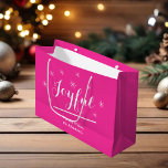 Joyful Geschenk Chic Skript Modern Hot Pink Weihna Große Geschenktüte<br><div class="desc">Freuen Sie sich auf Personalisierte Geschenkschrift mit dem Namen Modern Hot Pink Christmas Große Geschenktasche. Klicken Sie auf diese Vorlage, um sie mit dem Familiennamen oder einem beliebigen Namen schnell und einfach anzupassen. Joyful Gift Chic Script Modern Hot Pink Weihnachten Große Geschenktasche. ist Teil der Joyfu Pink Weihnachtskollektion in diesem...</div>