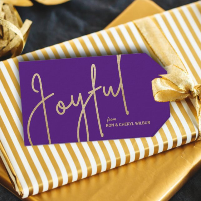 JOYFUL Gold Imitate Lila Weihnachten Geschenkanhänger (Gold JOYFUL text in fancy script on purple Christmas gift/favor tags personalized with your names)
