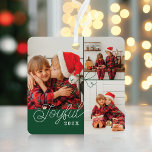 Joyful Minimal Foto Collage Present Ribbon Green Ornament Aus Metall<br><div class="desc">Ein wunderschönes minimales Foto Collage Weihnachtsschmuck. Passen Sie sich mit drei Ihrer beliebtesten Fotos an. Freude ist in einem modernen Script-Schriftart geschrieben,  zusammen mit dem Jahr und Namen auf der Rückseite. Das perfekte Geschenk für Ihre Familie in dieser Ferienzeit. Von der Moodthology-Paperie entworfen</div>