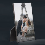 Joyful Script Tabletop Easel Foto Fotoplatte<br><div class="desc">Tabletop-Plakette mit eingebautem Aasel zeigt Ihr Lieblings-Foto mit JOYFUL in einem schönen Drehbuch und Ihre Details in schicken Schriften. ÄNDERN Sie den Text auf irgendetwas! Gut als Geschenk oder um Ihr Lieblings-Foto in Ihrer eigenen Zuhause zu zeigen. Ihre Bildfarben werden direkt auf das Hardboard-Panel gesetzt, um ein atemberaubend knuspriges Bild...</div>