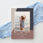 Joyful Shades Vertical Foto Hanukkah Folien Feiertagskarte<br><div class="desc">Ein elegantes und elegantes Hanukkah-Kartendesign mit einem vertikal oder porträtorientierten Single auf einem Hintergrund Bio Formen in sanften Erdtönen. Personalisieren Sie mit Ihrem Familiennamen und der individuellen Hanukka-Begrüßung für die perfekte Touch dieser naturlich inspiriert Urlaubsfotokarten.</div>