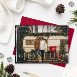 Joyful Twinkle Lights and Stars Gold Foil Foto Feiertagskarte<br><div class="desc">Eine elegante und moderne Weihnachtskarte im hausgemachten Stil. Die Vollblut-Fotokarte bietet ein beliebtes Foto mit einzigartigem und skurrilen "Joyful"-Serif-Typografie-Overlay-Design, das Akzente von Tinkelstern und Lichtern hat. Personalisieren Sie den eigenen Text mit dem Jahr, Ihrem bevorzugten Urlaubsgruß, Ihrer Familie oder Ihrem Namen. Ein von Hand gezeichnet Rahmen bildet einen schönen Rahmen...</div>
