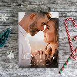Joyful Verlobt One Foto Verlobung Feiertagskarte<br><div class="desc">Teilen Sie Ihre guten Neuigkeiten zu Weihnachten mit dieser Foto Verlobung Ankündigung/Urlaubskarte. Es verfügt über einen Single voll blutendes Foto mit den Worten "fröhlich verlobt" auf der Vorderseite. Das o in fröhlicher Weise ist ein Diamantring. Die Rückseite hat Platz für ein anderes Foto und eine kurze Nachricht.</div>