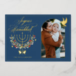 Joyous Hanukkah Festive Menorah Candle Foto Blue Folien Feiertagskarte<br><div class="desc">Freuen Sie sich auf die schöne Fotokarte aus vergoldeter Folie und senden Sie Ihren Hanukkah-Wünschen an Ihre Familie und Freunde. Unser Design zeichnet sich durch unsere schöne handgezeichnet Menorah-Kerze in Goldfolie mit schönen festlichen Blume und Blätter dekoriert. Goldfolientauben sind auch in dieses wunderschöne Hanukka-inspirierte Design integriert. "Joyous Hanukkah" ist in...</div>