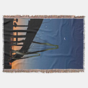 Jr.-Brücke Arthur-Ravenel an der Dämmerung Decke