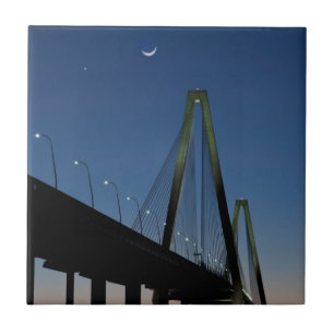 Jr.-Brücke Arthur-Ravenel an der Dämmerung Fliese