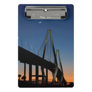 Jr.-Brücke Arthur-Ravenel an der Dämmerung Mini Klemmbrett