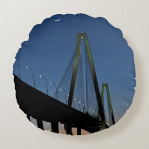 Jr.-Brücke Arthur-Ravenel an der Dämmerung Rundes Kissen