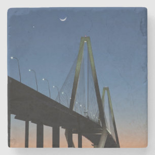 Jr.-Brücke Arthur-Ravenel an der Dämmerung Steinuntersetzer