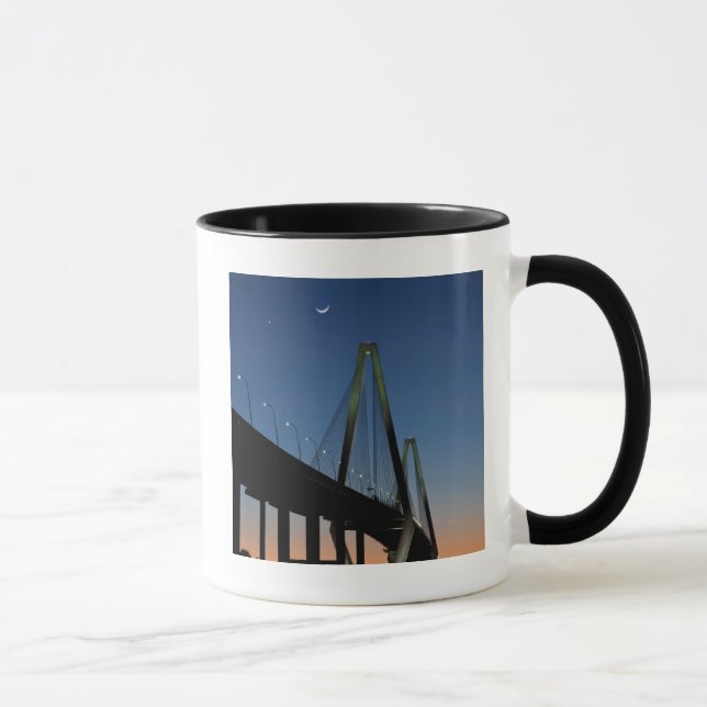 Jr.-Brücke Arthur-Ravenel an der Dämmerung Tasse (Rechts)