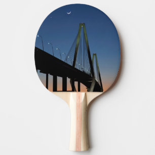 Jr.-Brücke Arthur-Ravenel an der Dämmerung Tischtennis Schläger