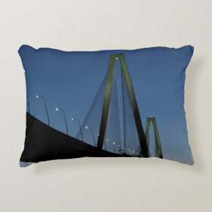 Jr.-Brücke Arthur-Ravenel an der Dämmerung Zierkissen