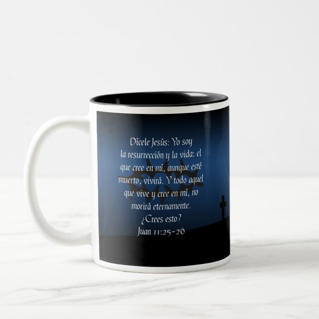 Juan-11:25 - 26 Taza Betrug-Rückseite Biblico Zweifarbige Tasse (Links)